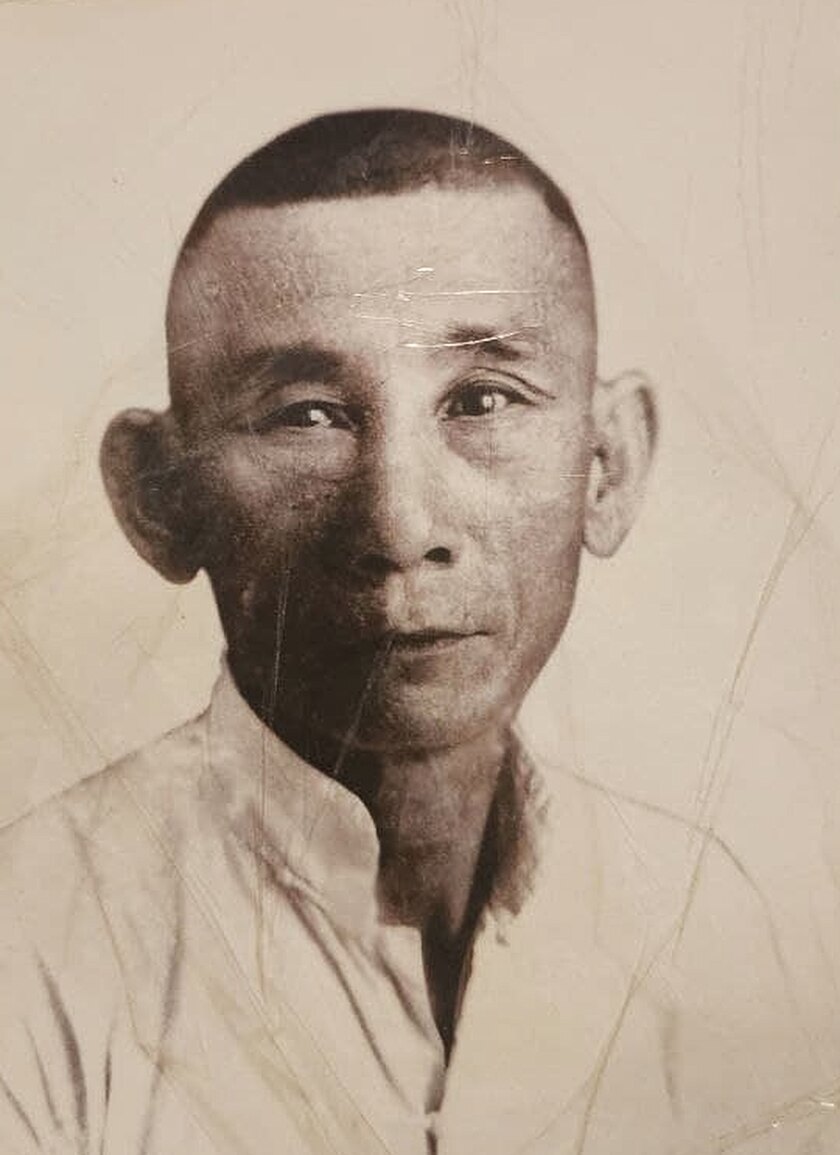A studio portrait of Tommy's father, 鄭九公.