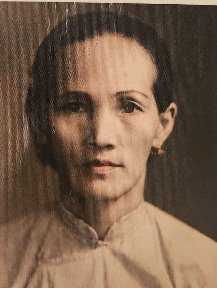A studio portrait of Tommy's mother, 賴好.